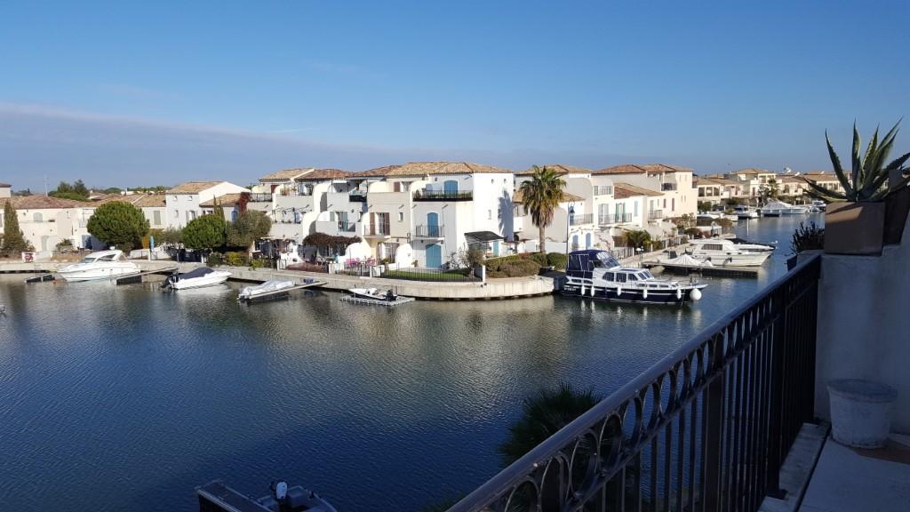 Une vue de port du roy